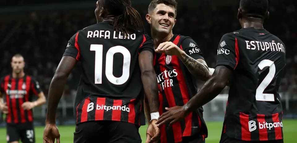 Jugadores celebrando un gol en el partido
