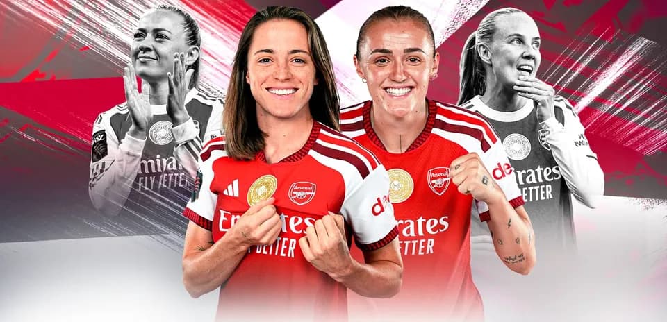 Jugadoras de Arsenal posando en camisetas del equipo