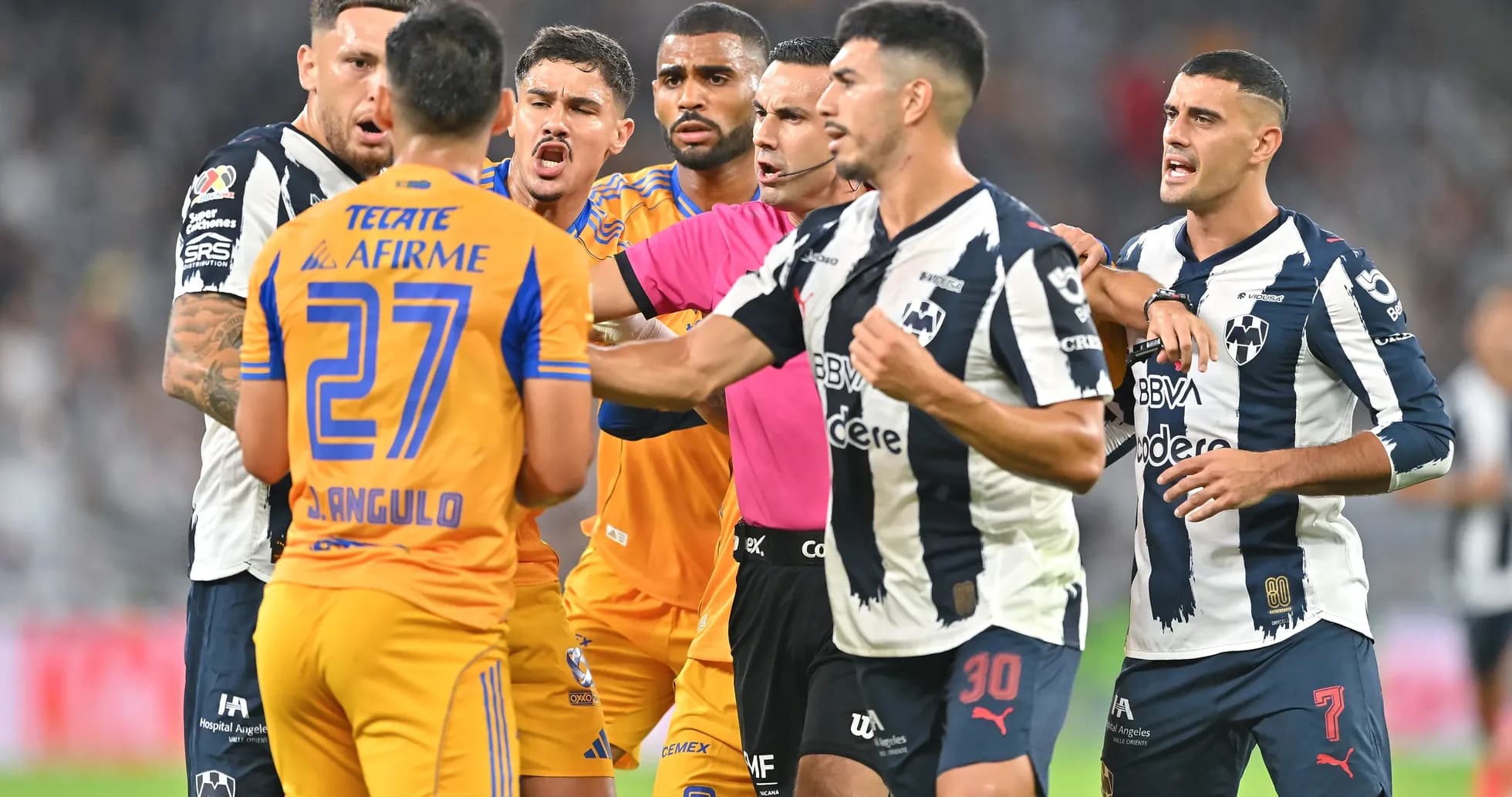 Jugadores de Monterrey y Tigres discutiendo en el partido