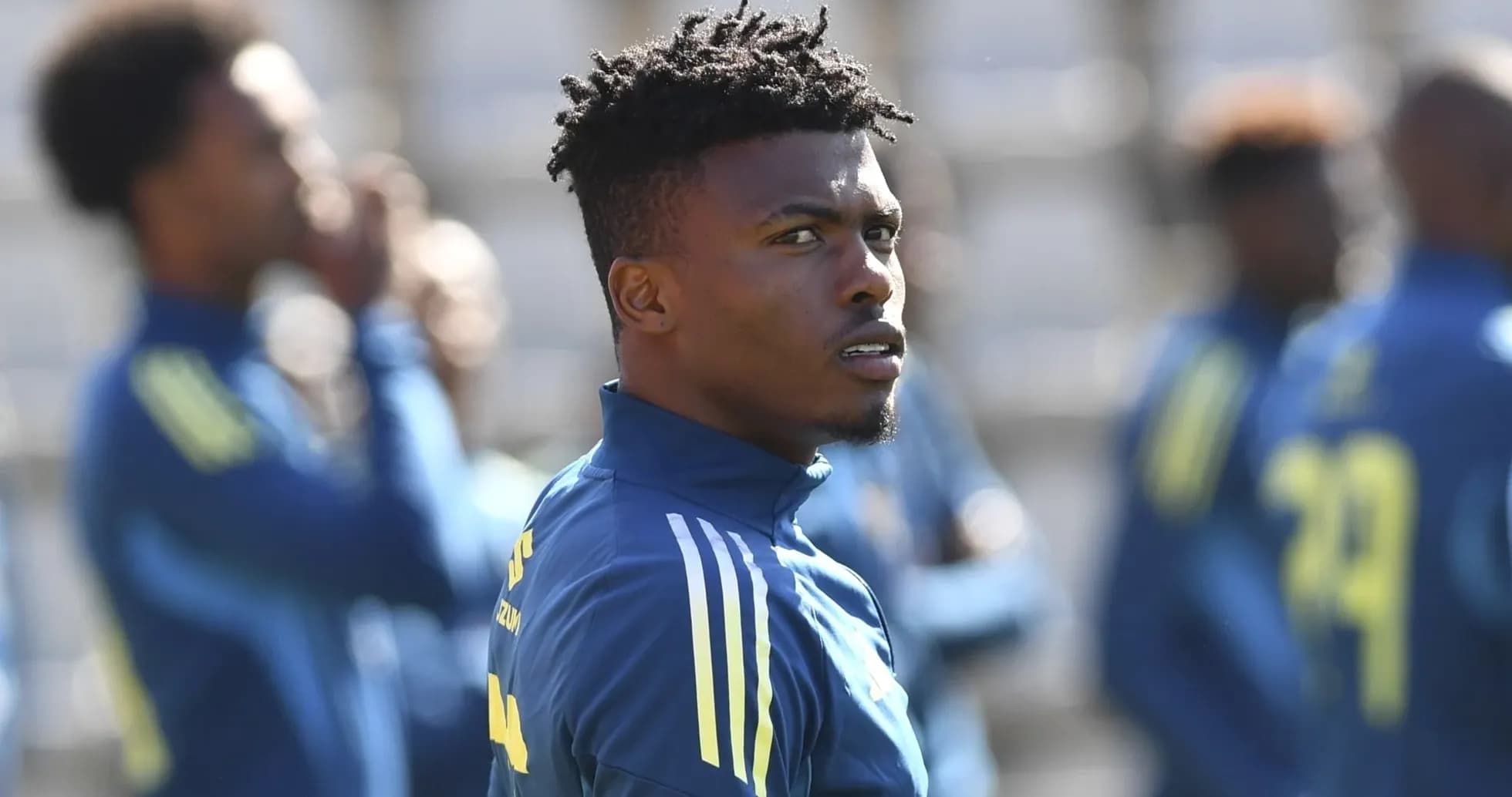 Jugador en sesión de entrenamiento con compañeros