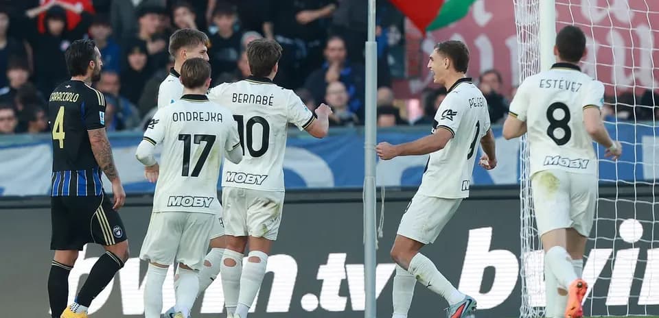 Jugadores de Parma celebrando un gol