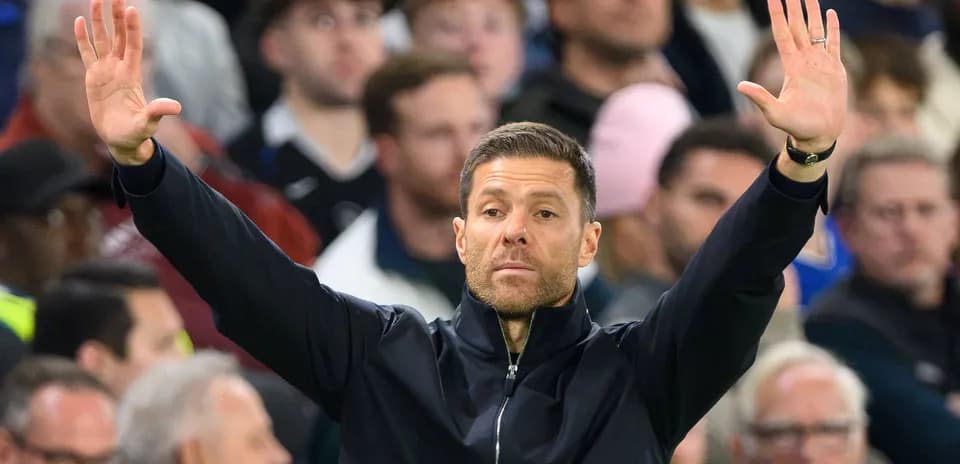 Entrenador gesticulando durante el partido en el estadio