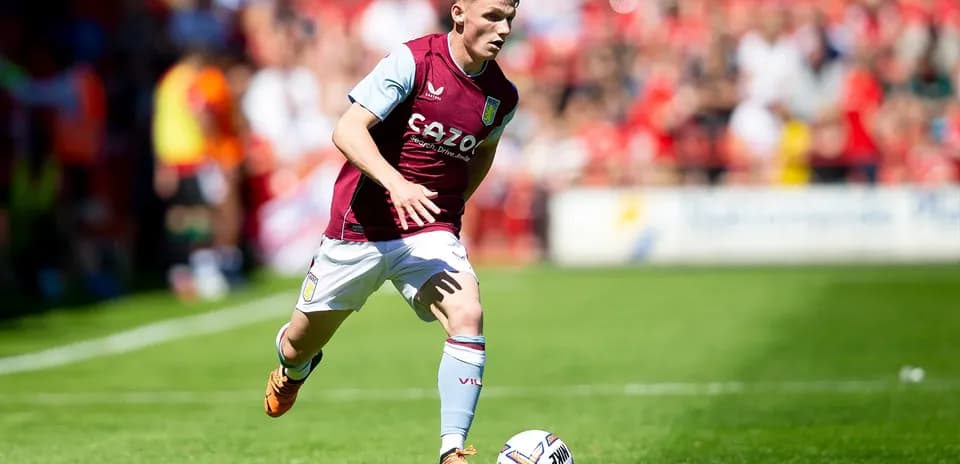 Jugador de Aston Villa U21 corriendo con el balón