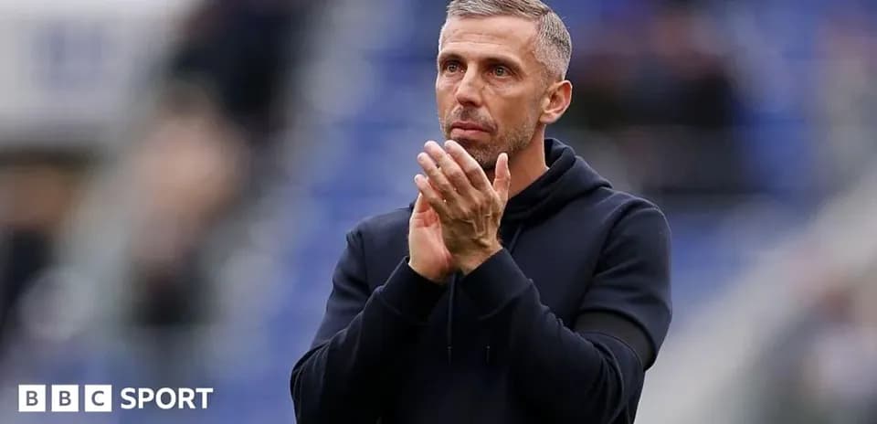 Entrenador aplaudiendo en el campo de fútbol