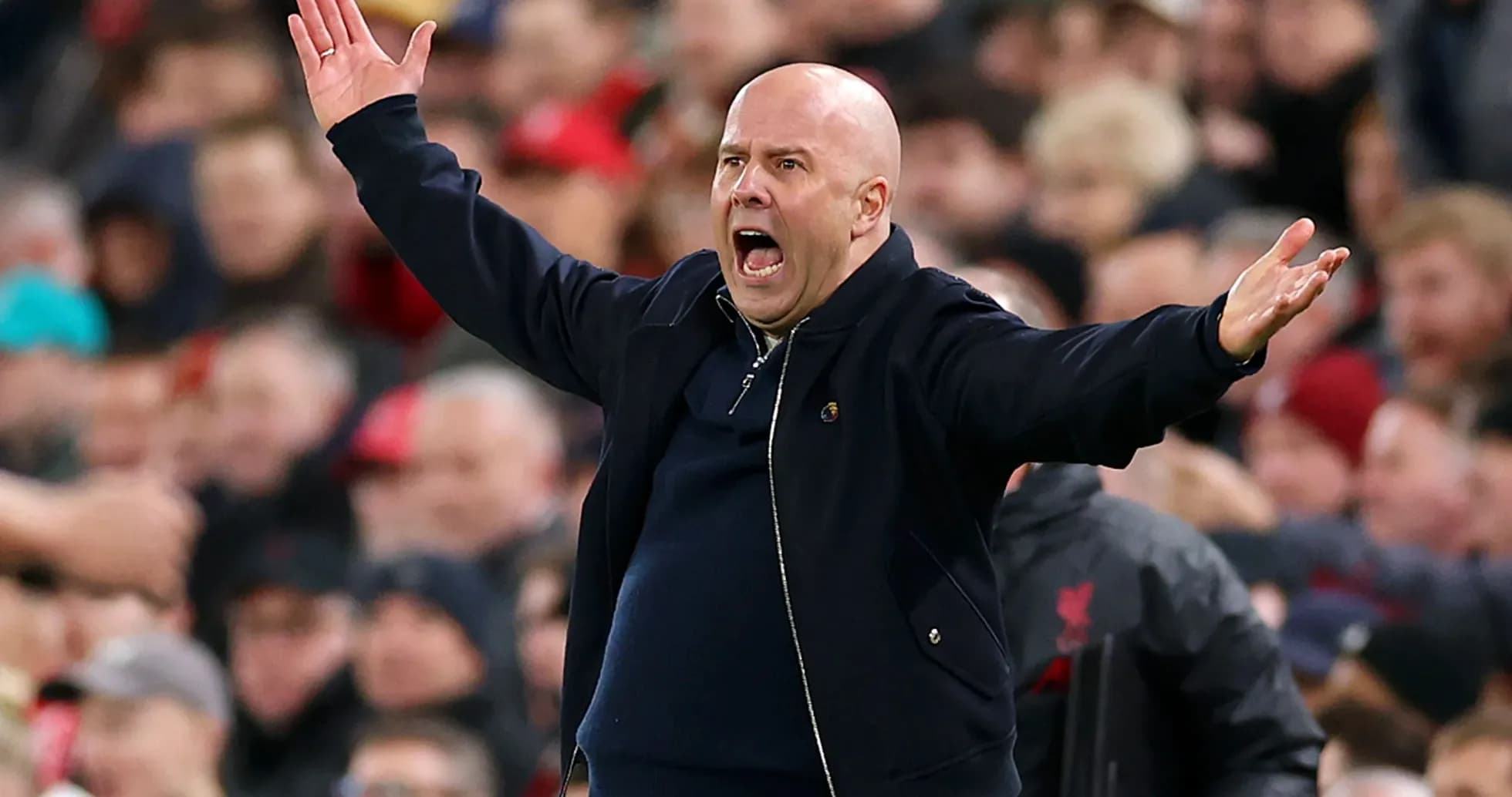 Entrenador gesticulando durante un partido en el estadio