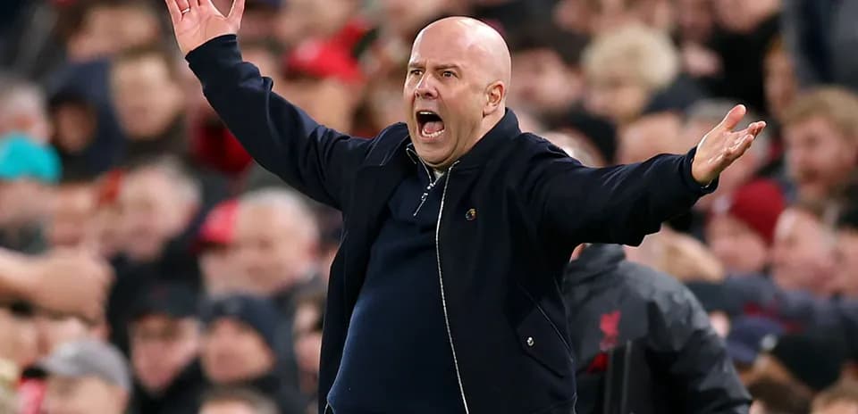 Entrenador gesticulando durante un partido en el estadio