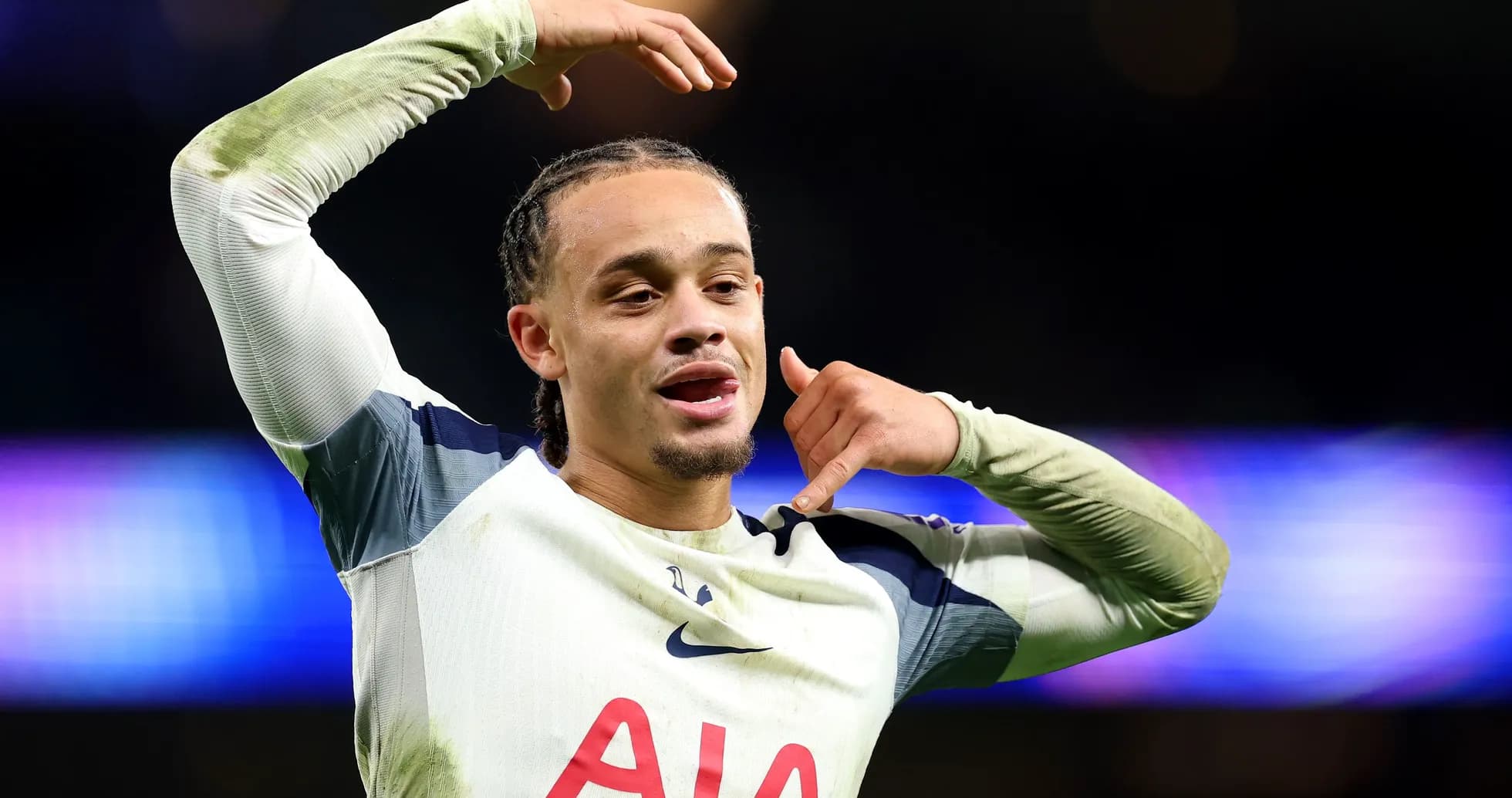 Jugador de Tottenham haciendo un gesto tras partido