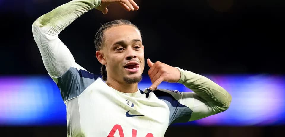 Jugador de Tottenham haciendo un gesto tras partido