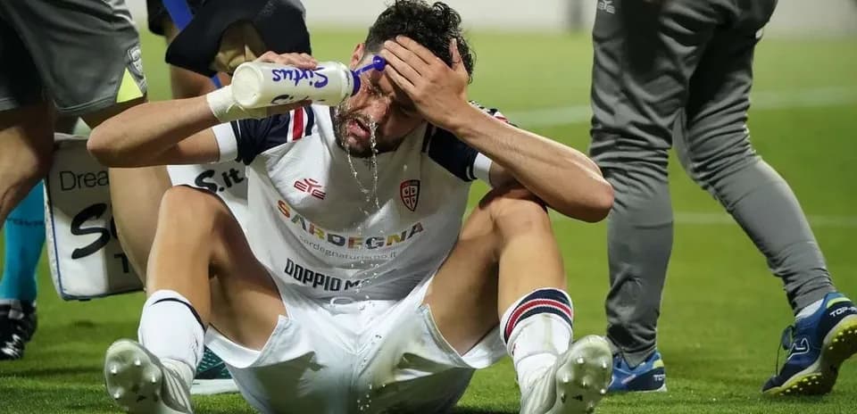 Jugador sentado recibiendo atención médica en el campo