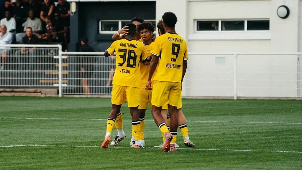 Jugadores de Dortmund celebrando un gol en el campo