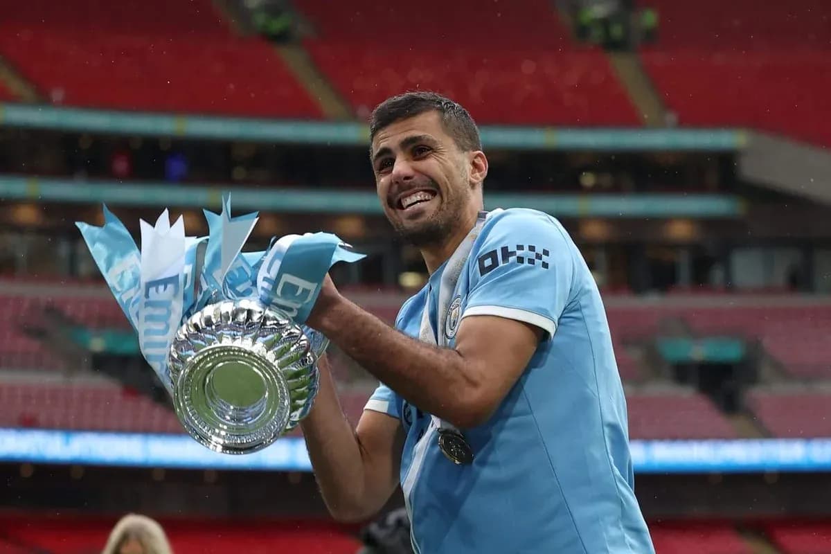 Jugador de Manchester City sosteniendo el trofeo