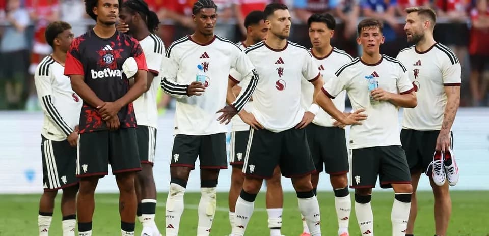 Jugadores de equipo en la línea de banda durante el partido