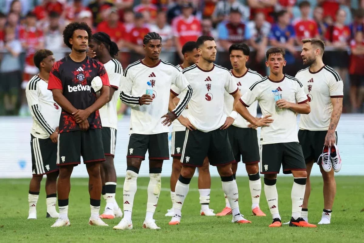 Jugadores de equipo en la línea de banda durante el partido
