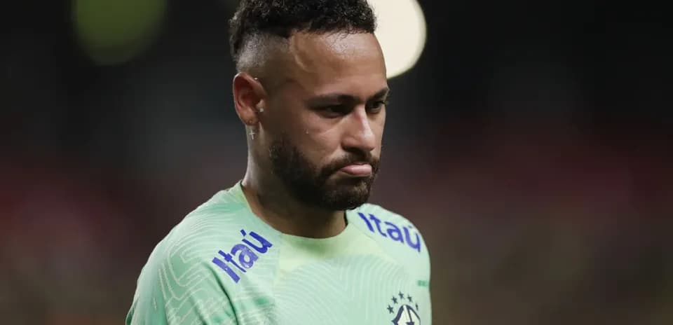Neymar con camiseta verde de Brasil en el campo