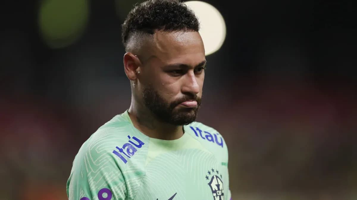 Neymar con camiseta verde de Brasil en el campo