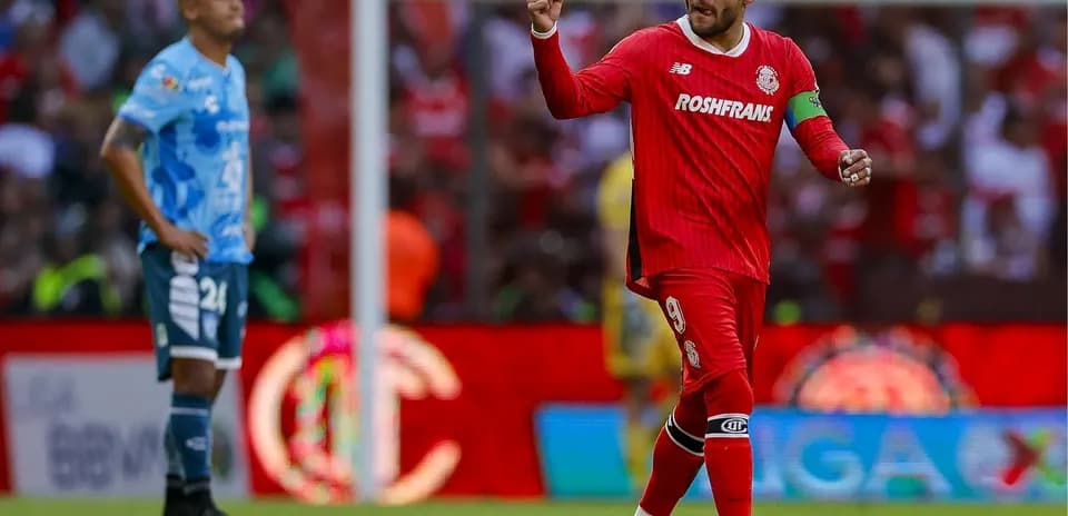 Jugador de Toluca celebrando en el partido