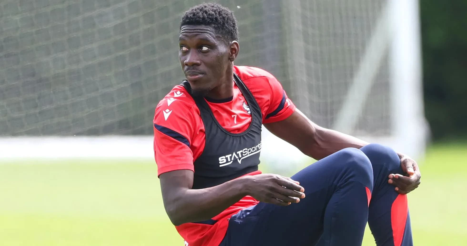 Jugador sentado durante sesión de entrenamiento en campo