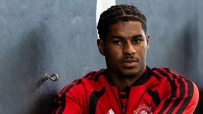 Jugador sentado en el vestuario con camiseta roja