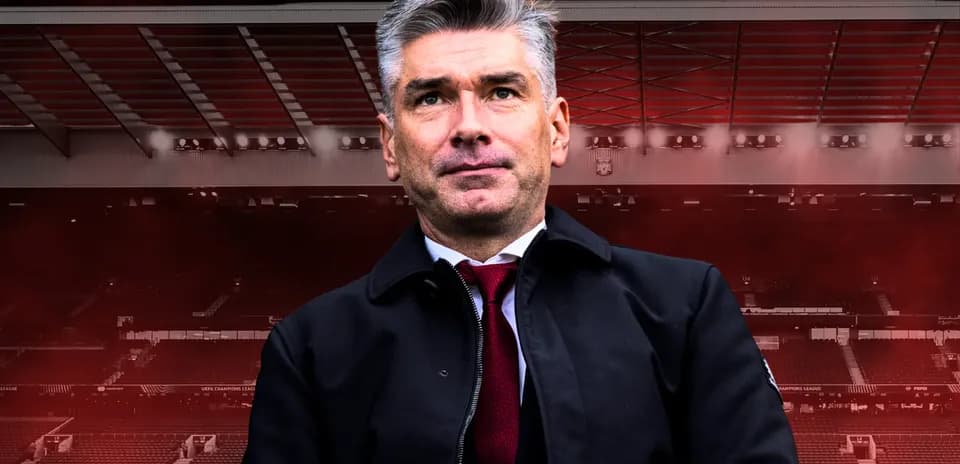 Entrenador posando en el estadio con fondo oscuro