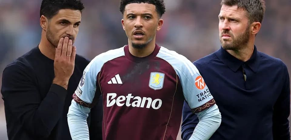 Entrenadores y jugador de Aston Villa en conversación