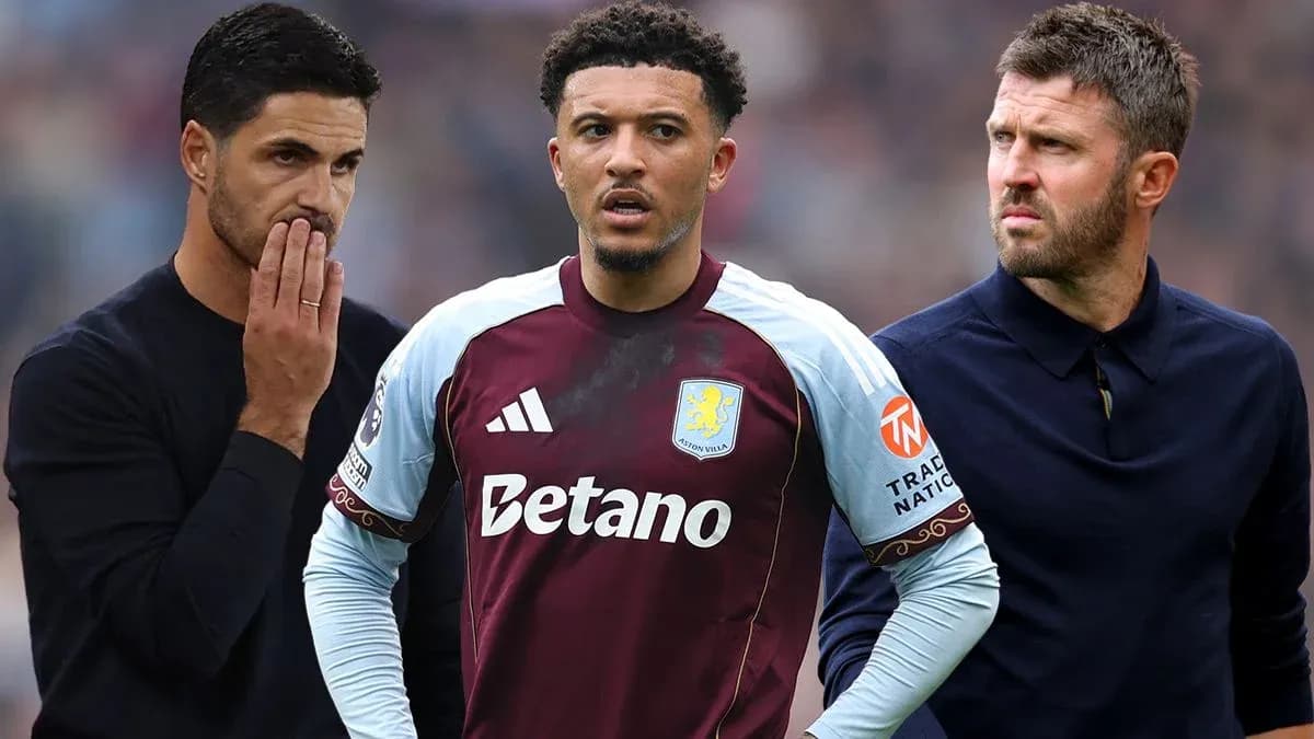 Entrenadores y jugador de Aston Villa en conversación