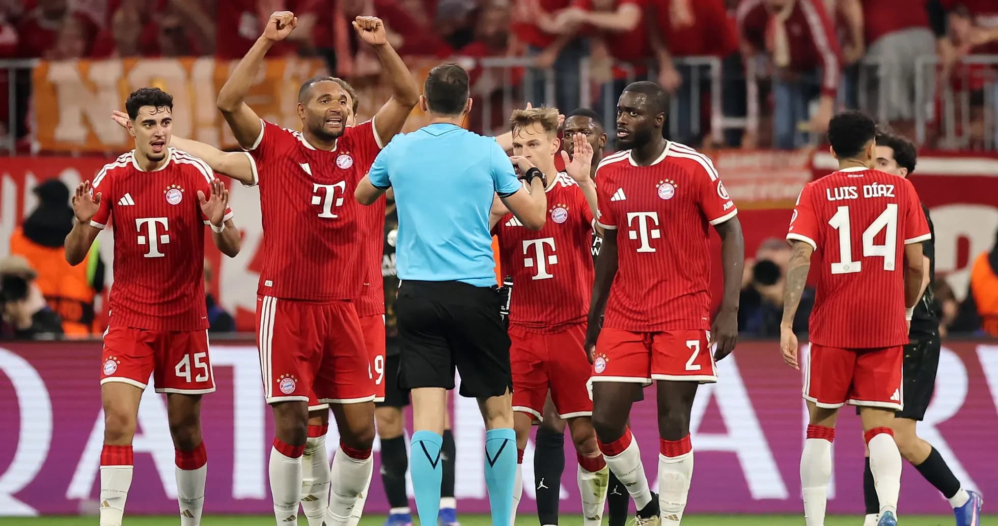 Jugadores del Bayern discutiendo con el árbitro