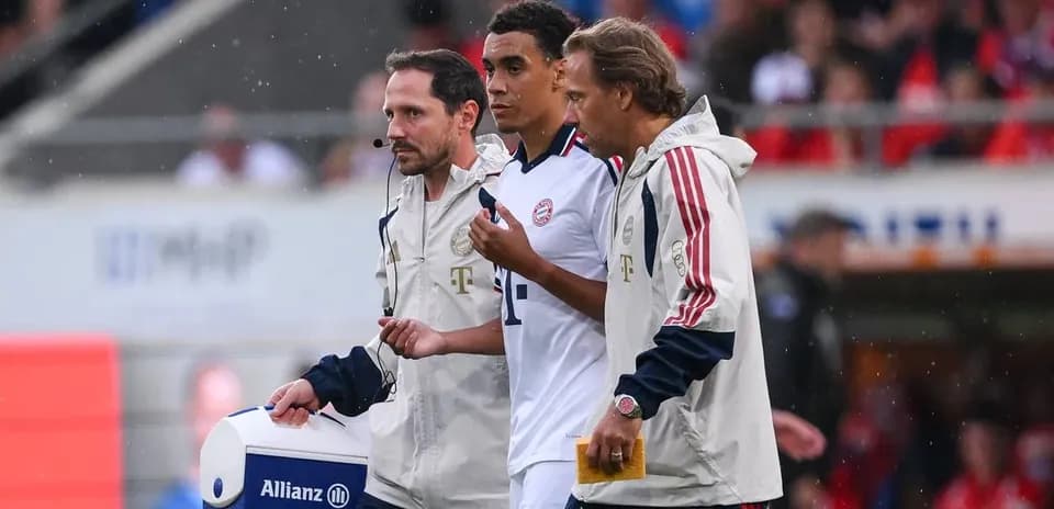 Jugadores y personal médico en el campo durante el partido