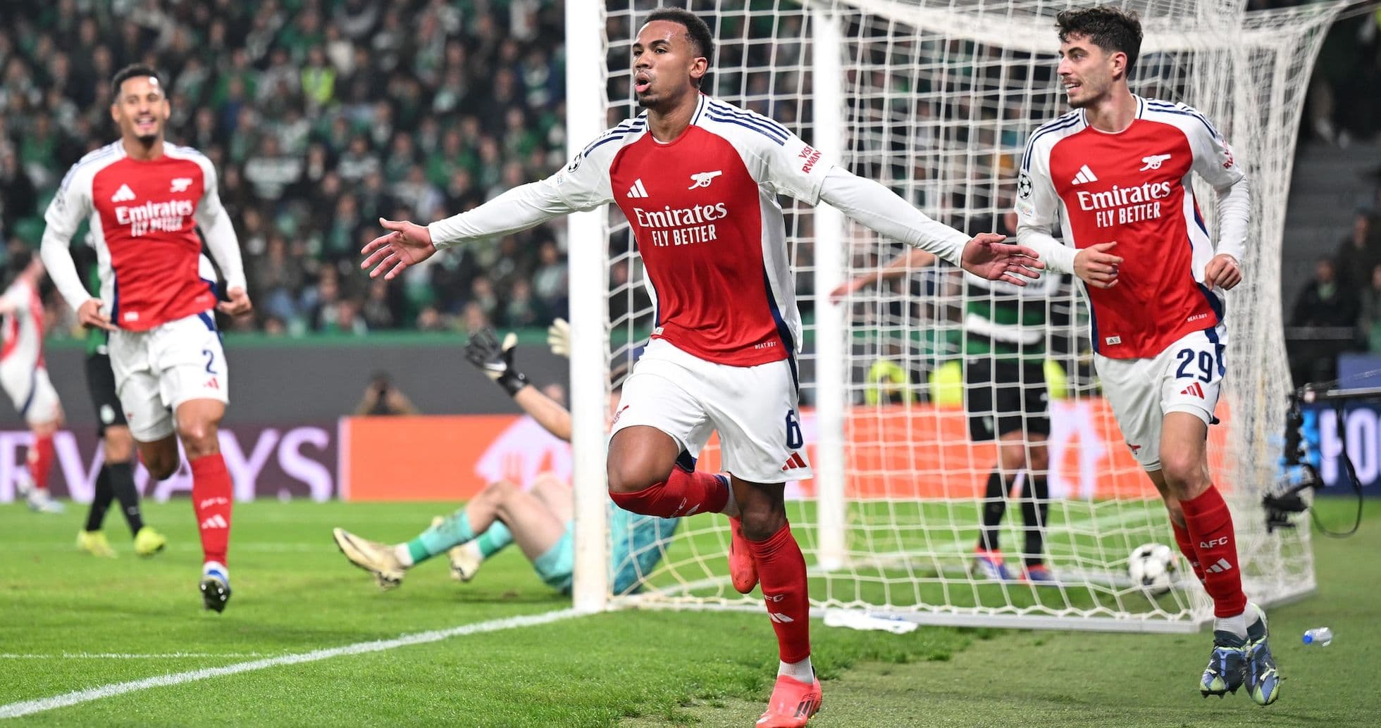 Celebración de gol de jugador de Arsenal