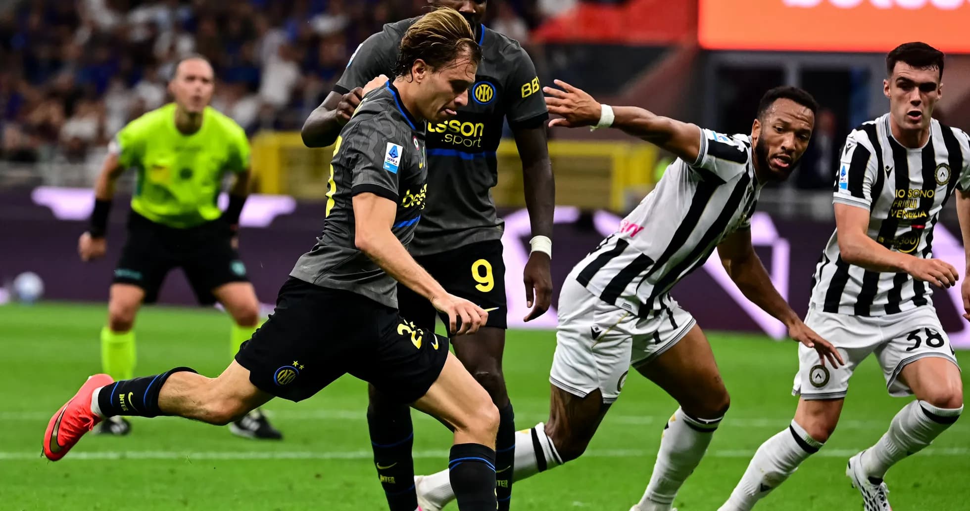 Jugador de Inter corriendo con el balón en partido