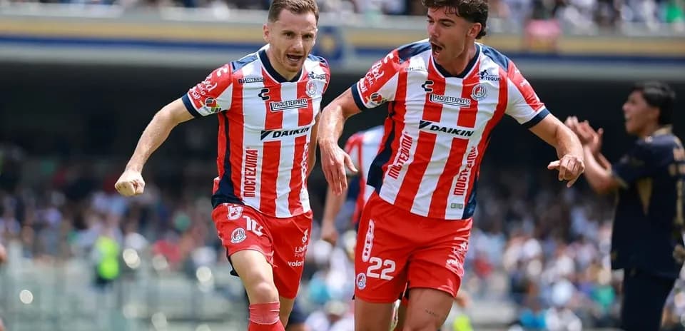 Jugadores de Atlético San Luis celebrando un gol