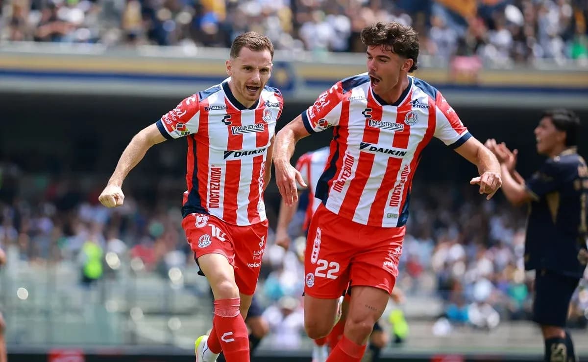 Jugadores de Atlético San Luis celebrando un gol