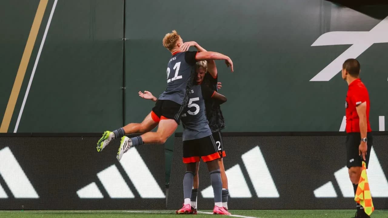 Jugadores celebrando un gol en el partido