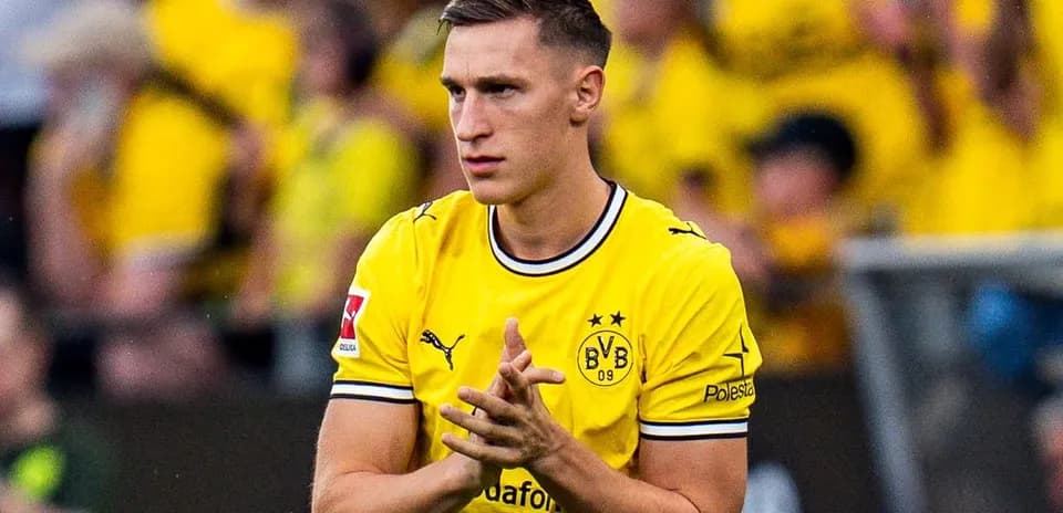 Jugador de Borussia Dortmund en camiseta amarilla