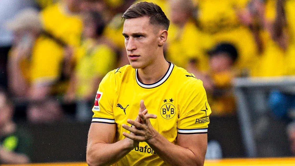 Jugador de Borussia Dortmund en camiseta amarilla