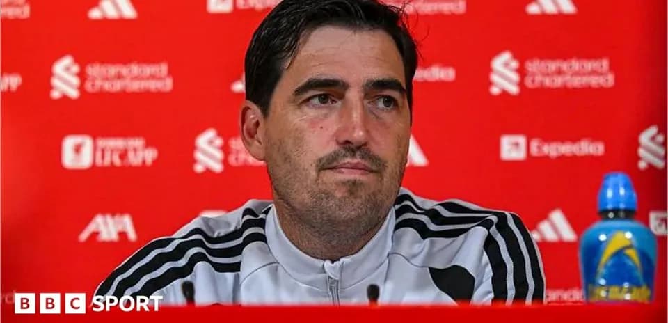 Entrenador en conferencia de prensa con fondo rojo