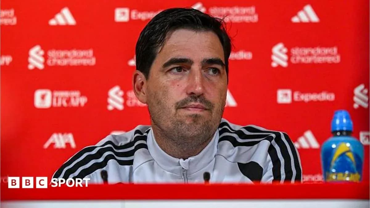 Entrenador en conferencia de prensa con fondo rojo