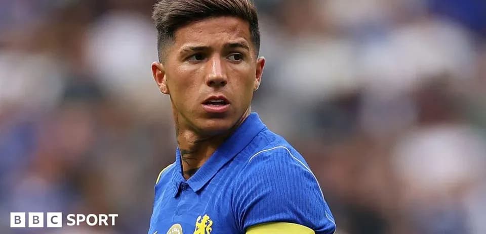 Jugador con camiseta de Chelsea y cinta de capitán