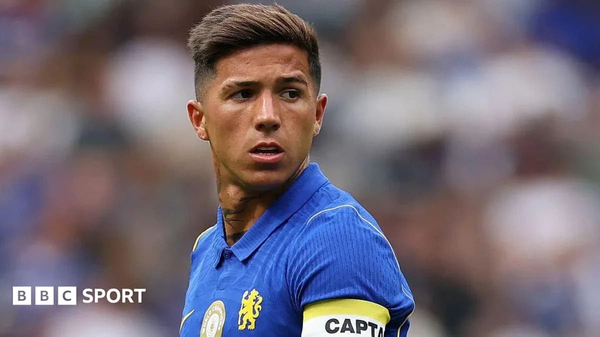 Jugador con camiseta de Chelsea y cinta de capitán