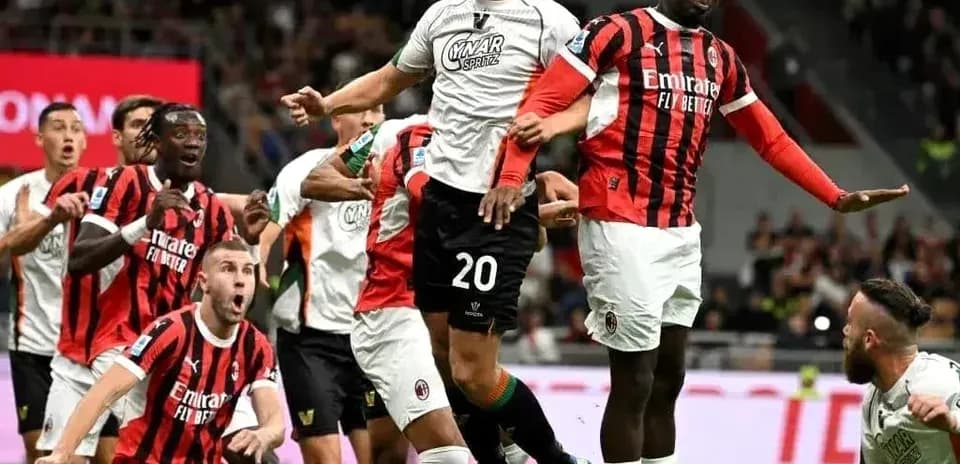 Jugadores compitiendo por el balón en el partido