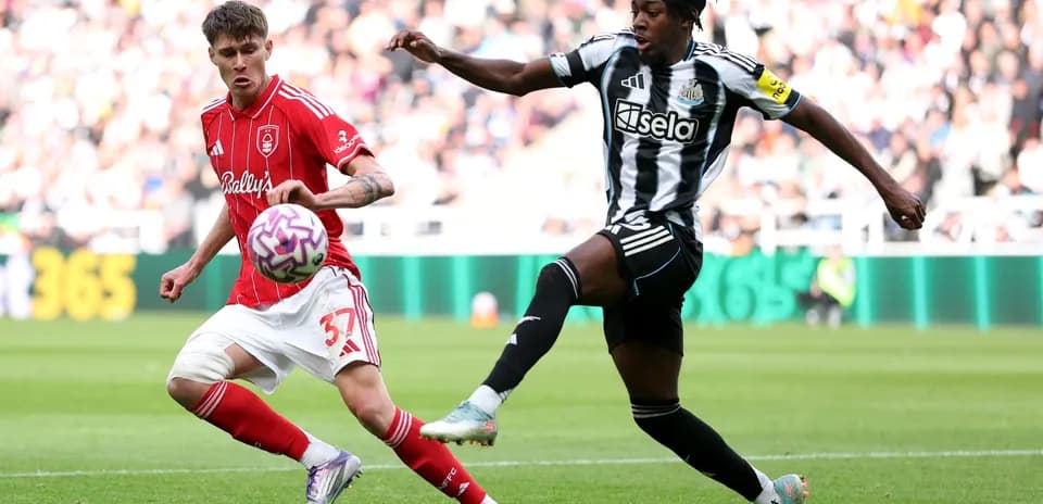 Jugador de Nottingham Forest luchando por el balón