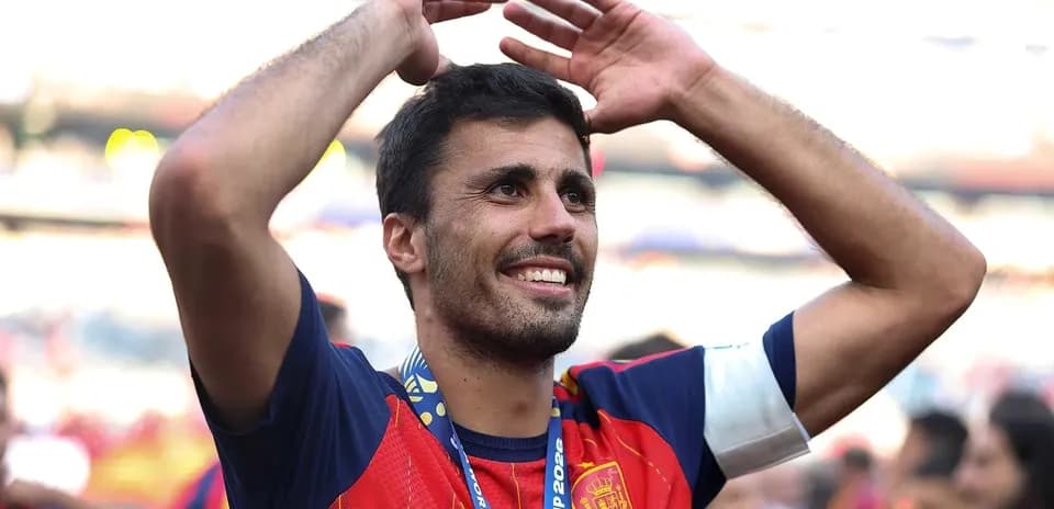 Jugador celebrando con medalla tras victoria de España