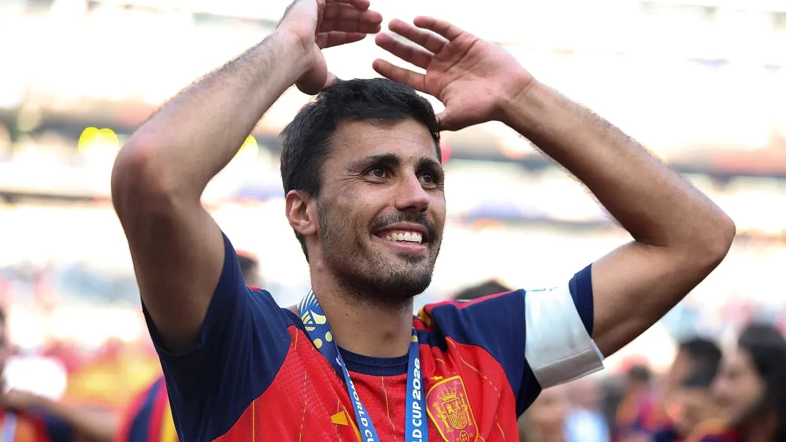 Jugador celebrando con medalla tras victoria de España