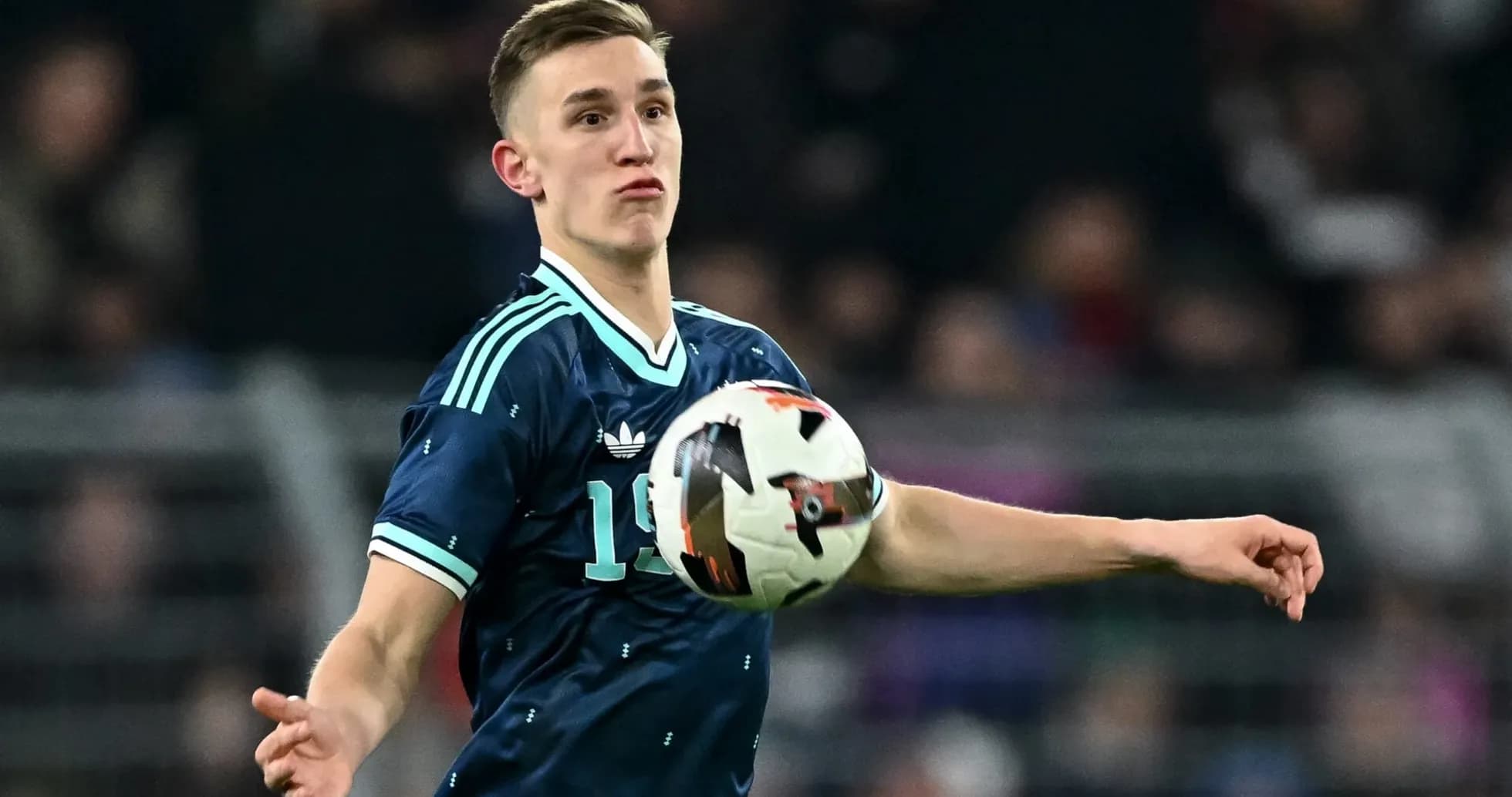 Jugador lanzando el balón durante el partido