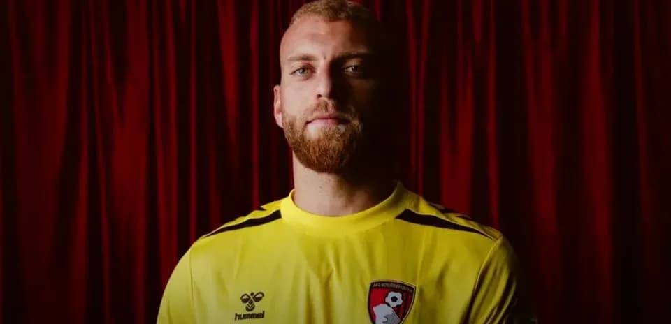 Portero de AFC Bournemouth en camiseta amarilla