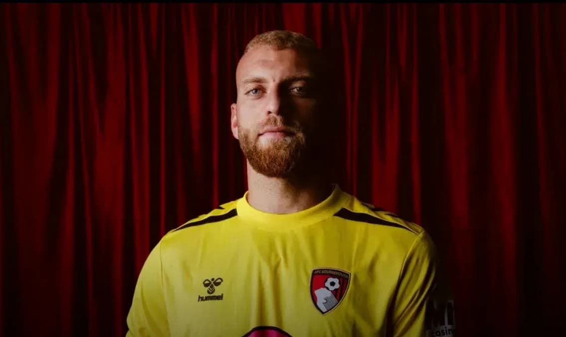 Portero de AFC Bournemouth en camiseta amarilla