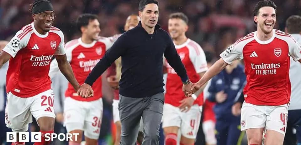 Jugadores de Arsenal celebrando con su entrenador