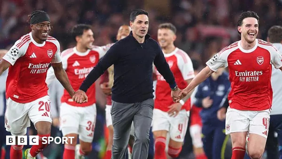 Jugadores de Arsenal celebrando con su entrenador