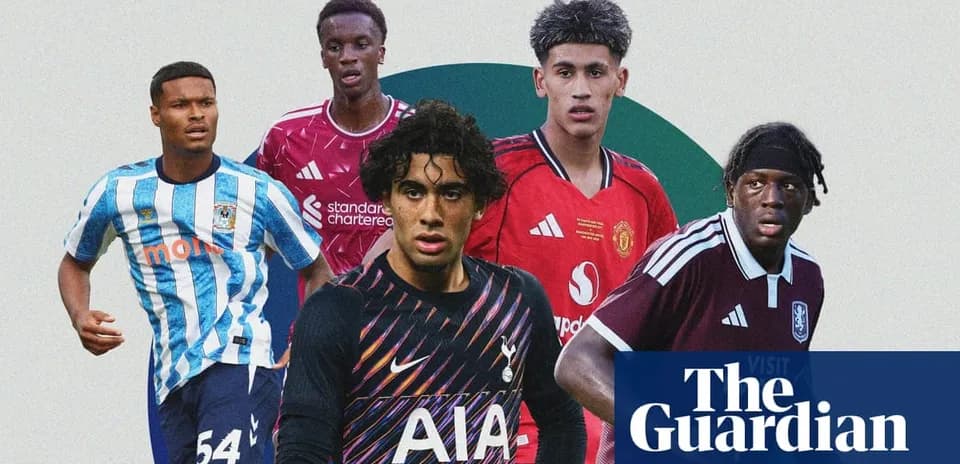 Cinco jóvenes futbolistas en camisetas de clubes diferentes