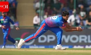 Jugador atrapando la pelota en un partido de cricket