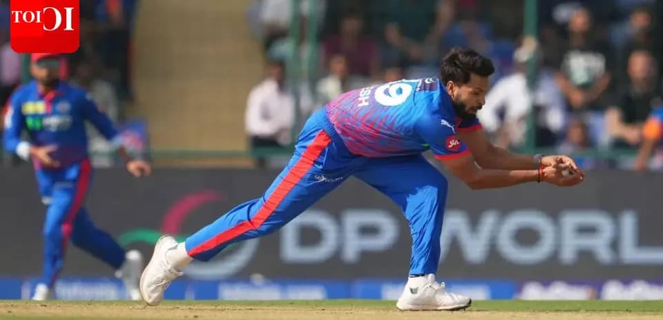 Jugador atrapando la pelota en un partido de cricket